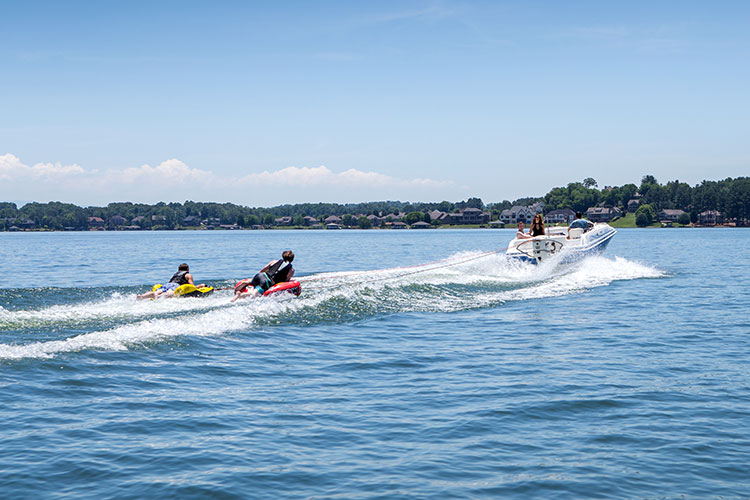 How to Pull Tubes Behind a Boat